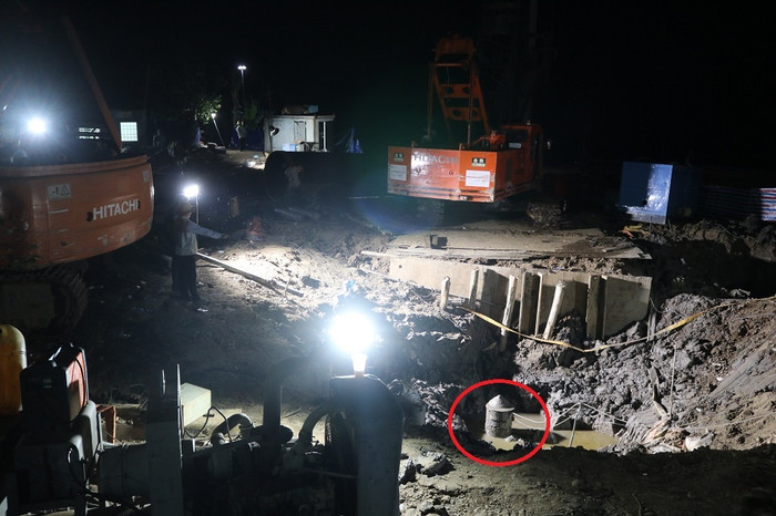 Vị trí cọc bê tông bé rơi (màu đỏ trong hình) luôn được truyền oxy tiếp tế cho bé 24/24. Ảnh: báo Thanh Niên