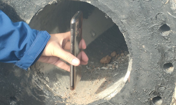 Đường kính miệng trụ bê tông nơi Hạo Nam không may lọt xuống là 25cm