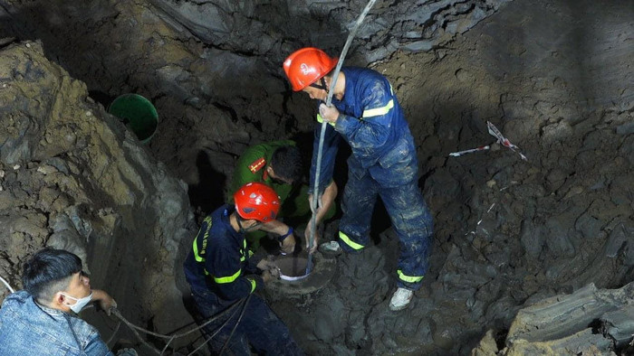 Lực lượng cứu hộ nỗ lực giải cứu bé trai bị lọt xuống trụ bêtông. Ảnh: VTV Cần Thơ