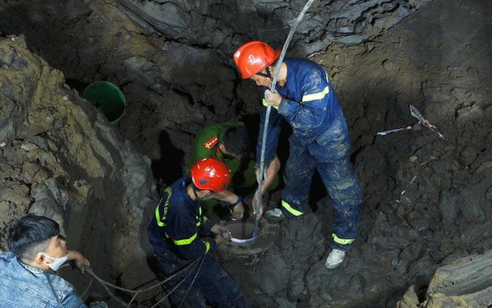 Vụ bé trai lọt trụ bê tông: Ở vị trí khoảng 8m tính từ mặt ống cọc bê tông xuống, phát hiện có nước Ảnh 2