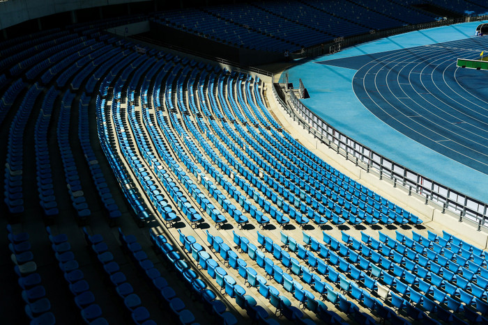 Các dãy ghế sạch bóng.