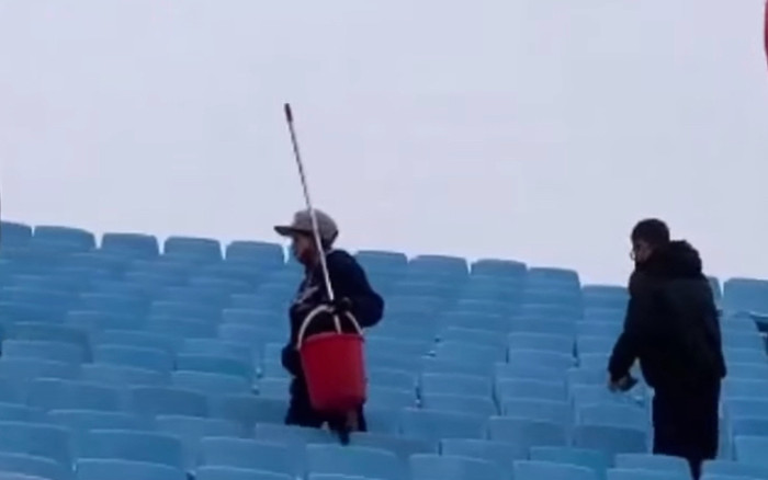 Ngày hôm qua, nhân viên vệ sinh đã lau dọn ghế dơ bẩn ở sân Mỹ Đình.