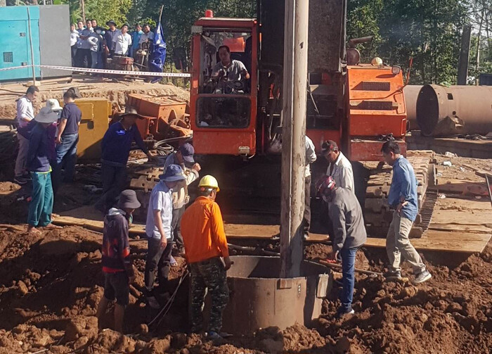 Lực lượng cứu hộ tích cực làm việc xuyên ngày đêm để sớm đưa cháu bé 10 tuổi lên khỏi mặt đất. Ảnh: VietNamNet