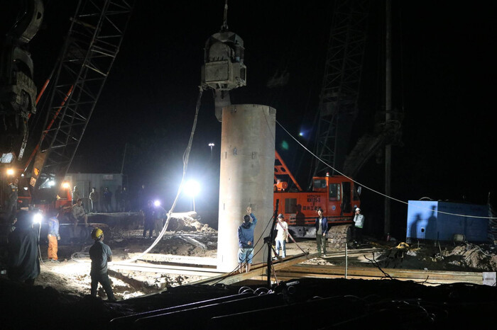 Hiện trường nơi cháu bé 10 tuổi rớt xuống trụ bê tông sâu 35m. Ảnh: VietNamNet.