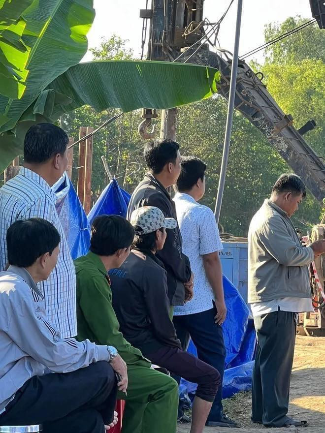 Anh được mọi người xung quanh động viên tinh thần