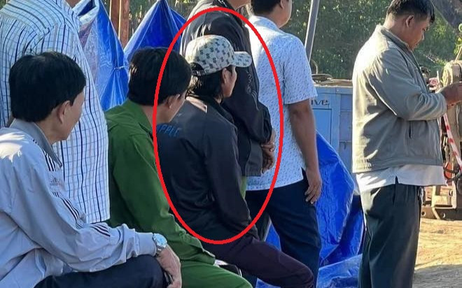 Ngồi đợi giây phút gặp con trai, cha bé Hạo Nam thất thần mong ngóng khiến nhiều người xót xa Ảnh 2