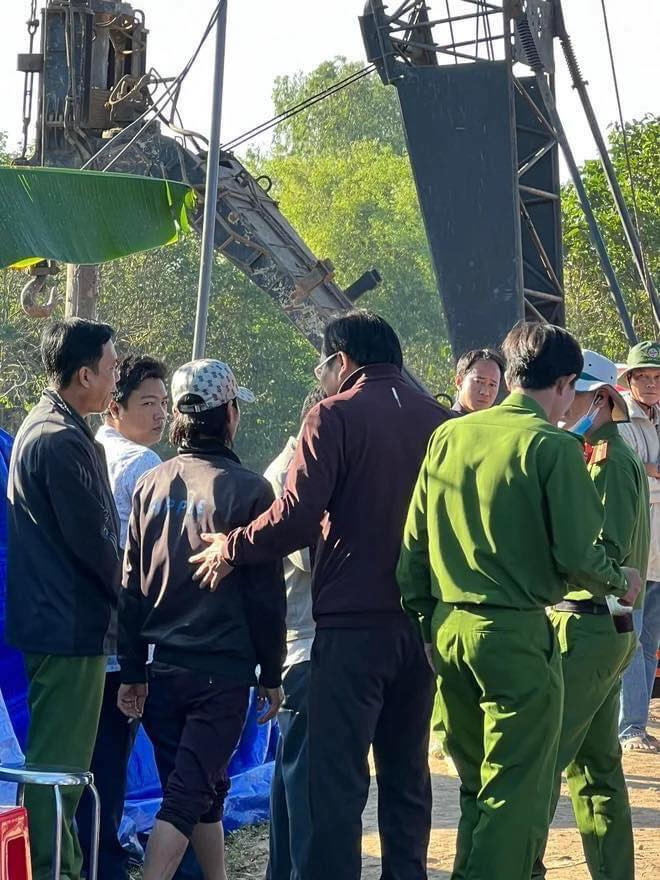 Anh Tấn Tài (người đội mũ lưỡi trai) - cha bé Hạo Nam có mặt tại hiện trường