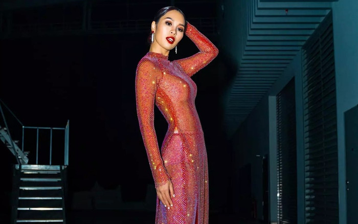 Người đẹp Việt gặp sự cố váy áo: Hà Anh bì sờ gáy, Đỗ Nhật Hà được bạn diễn che chắn Ảnh 2