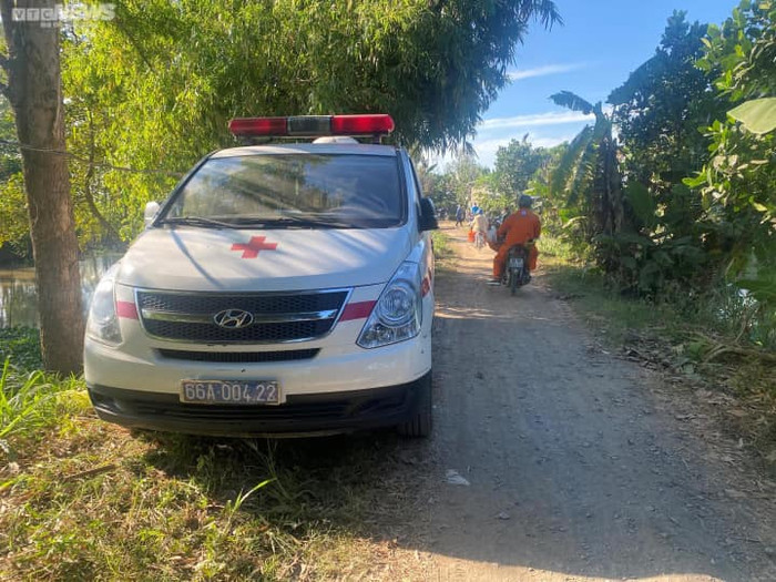 Bé trai 10 tuổi rơi xuống trụ bê tông: Xe cứu thương đã đến hiện trường, cả nước thấp thỏm chờ tin em Ảnh 2