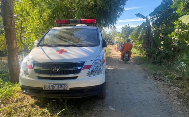 Bé trai 10 tuổi rơi xuống trụ bê tông: Xe cứu thương đã đến hiện trường, cả nước thấp thỏm chờ tin em Ảnh 2