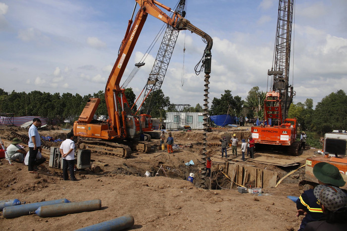 Những giàn máy móc với khối lượng khổng lồ được đưa đến hiện trường vụ việc. Ảnh: Trí Thức Trẻ