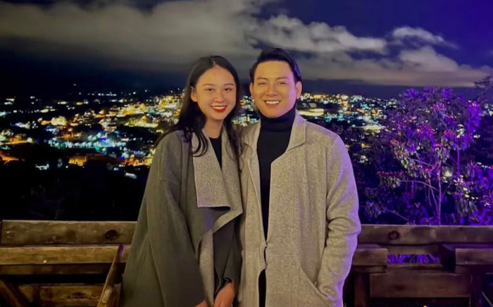 Hoài Lâm được bạn gái tháp tùng đi diễn, ngày càng rõ tướng phu thê Ảnh 2