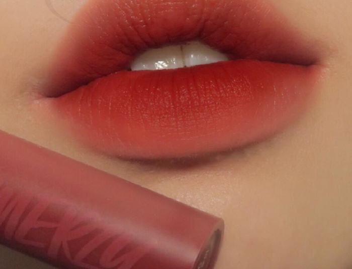 Chất son xốp, mịn, độ bám trên môi khá ổn