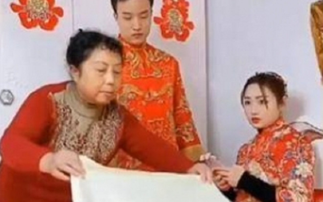 Đòi sính lễ 1 tỷ, cô dâu 'tái mặt' khi thấy mẹ chồng trải khăn trắng giữa giường tân hôn Ảnh 2