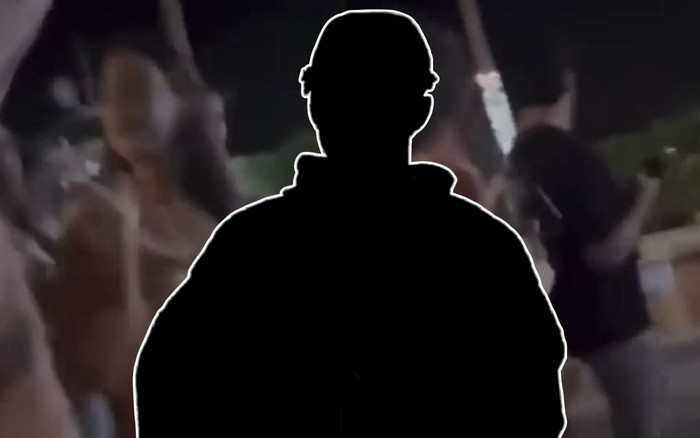 Xôn xao nam ca sĩ phát cáu giật điện thoại của fan ném xa cả cây số: 'Có đáng để thần tượng?' Ảnh 2