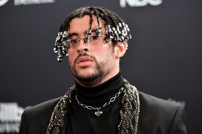 Xôn xao nam ca sĩ phát cáu giật điện thoại của fan ném xa cả cây số: 'Có đáng để thần tượng?' Ảnh 1