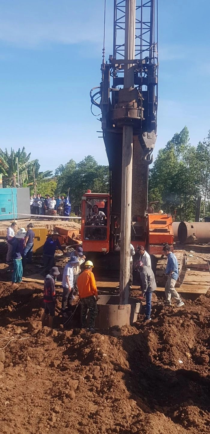 Trụ bê tông bé trai lọt vào cấu tạo thế nào, vì sao phải đặt thêm ống thép quanh trụ trước khi kéo lên? Ảnh 3