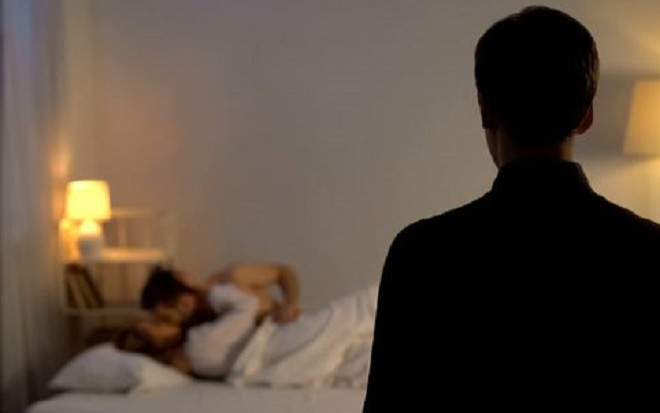 Nghe tiếng động lạ, hàng xóm 'sốc nặng' chứng kiến tư thế của con rể và mẹ vợ trên giường Ảnh 2