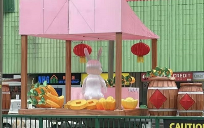 Tượng thỏ mừng năm mới ở Singapore gây tranh cãi với tư thế 'như đang đi vệ sinh' Ảnh 2