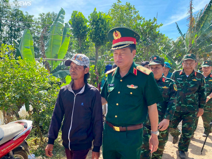 Đã làm sạch lượng bùn đất xuống độ sâu 23m trong vành thép, sẵn sàng các phương án kéo cọc bê tông lên Ảnh 4