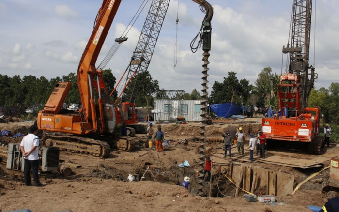 Đã làm sạch lượng bùn đất xuống độ sâu 23m trong vành thép, sẵn sàng các phương án kéo cọc bê tông lên Ảnh 2