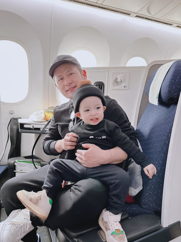 Dù đã hơn 10 năm mới lên chức bố bỉm sữa lần nữa nhưng Bằng Kiều cho biết anh không hề thấy lúng túng, anh còn mong muốn có thêm con nữa chứ không chỉ dừng lại ở bé thứ tư.