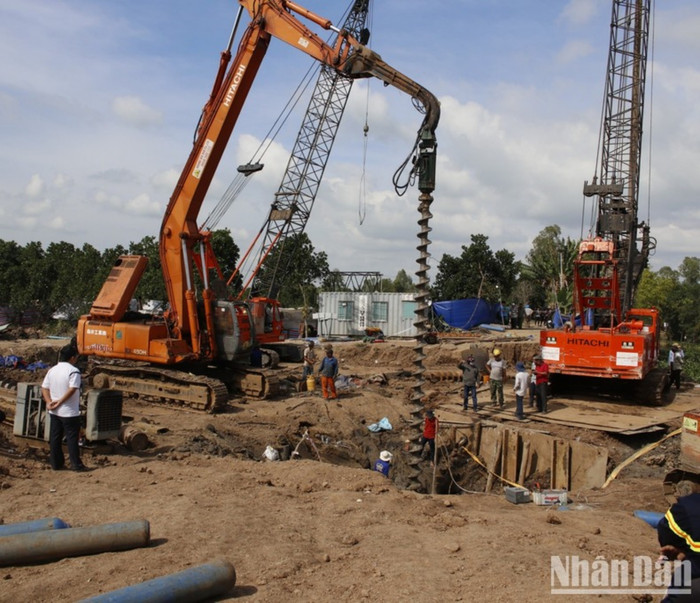 Lực lượng cứu hộ tiến hành các công đoạn giải cứu liên tục, không ngừng nghỉ để giải cứu cháu bé. (Ảnh: Nhân dân).