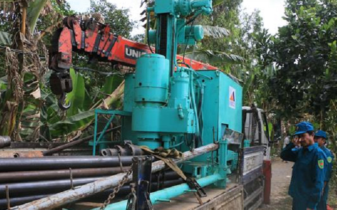 Điều động thêm trang thiết bị để giải cứu bé trai rơi xuống trụ bê tông sâu 35m Ảnh 2