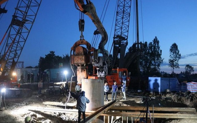 Vụ bé trai bị rơi xuống trụ bê tông: Tiếp tục thay đổi phương án cứu nạn vì đất chặt Ảnh 2