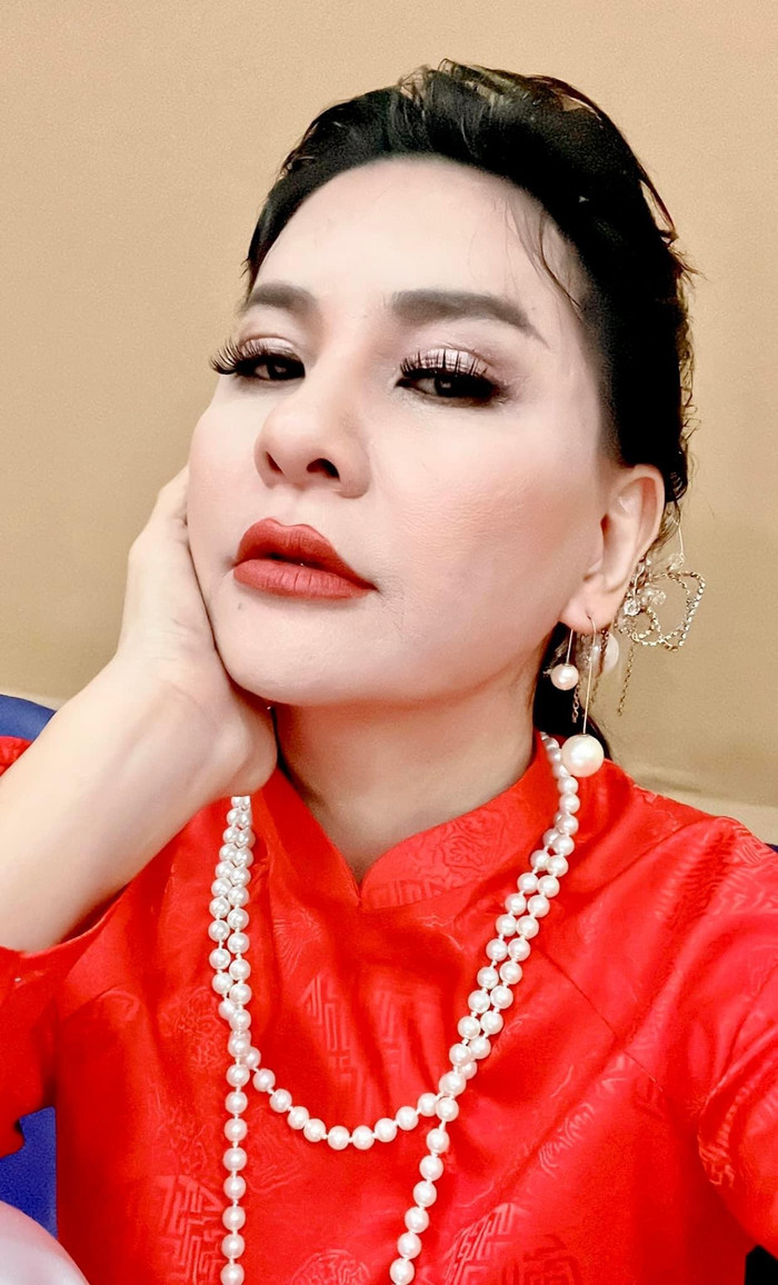 Cát Phượng cũng chia sẻ cô hiện vẫn vui vẻ, hạnh phúc và yêu bản thân hơn khi được tận hưởng cuộc sống một mình.