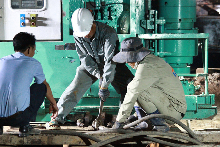 Các công đoạn cứu hộ được triển khai liên tục không ngừng nghỉ, xuyên ngày đêm. (Ảnh: Vientnamnet).