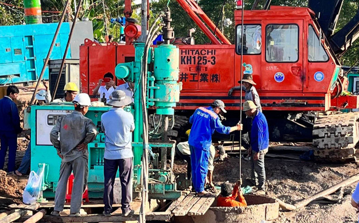 Bắt đầu gắn cáp vào trụ bê tông, sẵn sàng kéo trụ cứu bé trai 10 tuổi Ảnh 2