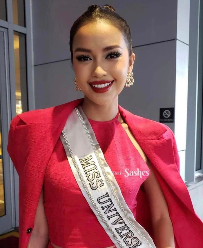 Ngọc Châu 'chào sân' Miss Universe bằng layout đỏ rực.