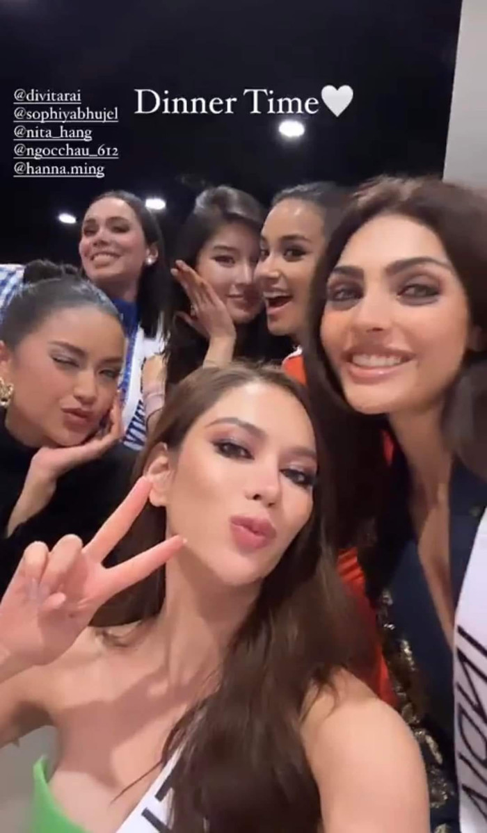 Nàng hậu đã tụ hội cùng các chị em châu Á để đi ăn tối.
