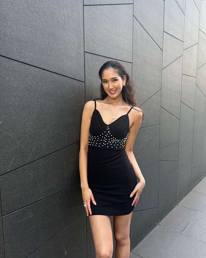 Cô sở hữu vóc dánh thanh mảnh, gợi cảm.