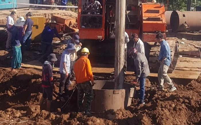 Công tác giải cứu bé trai mắc kẹt trong lòng trụ bê tông đang được gấp rút tiến hành 