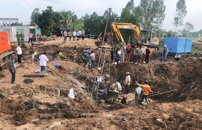 Hiện trường cứu bé trai 10 tuổi rơi xuống trụ bê tông sâu 35m. Ảnh: Đ.T