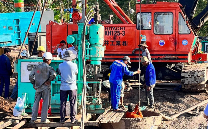 Giải cứu bé 10 tuổi: Dừng bơm nước áp lực cao do tiến độ chậm, tiếp tục khoan guồng xoắn nơi đáy cọc Ảnh 2