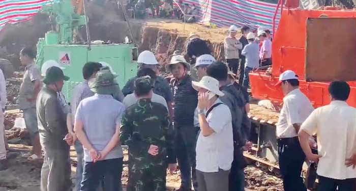 Các lực lượng dồn tổng lực sớm đưa cháu bé ra ngoài