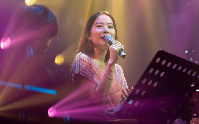 Hát một mình quá chán, Nam Em nhanh trí tiến xuống sân khấu bắt khán giả làm điều đặc biệt Ảnh 2