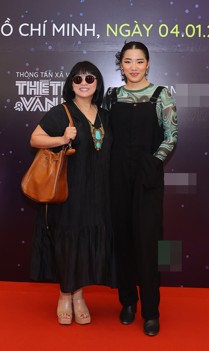 Ca sĩ Cẩm Vân và con gái.