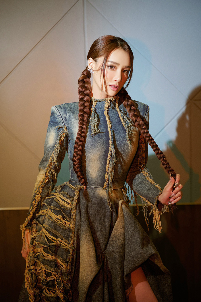 Nhã Phương thường vấp phải những ý kiến trái chiều khi hay khóc trên sóng truyền hình.