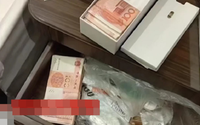 Lục khắp phòng khách sạn không thấy máy sấy tóc, cô gái choáng váng khi mở tủ đầu giường Ảnh 2