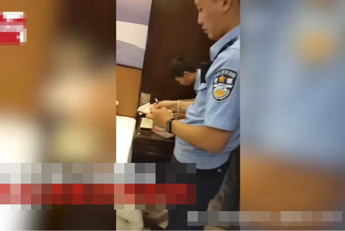 Lục khắp phòng khách sạn không thấy máy sấy tóc, cô gái choáng váng khi mở tủ đầu giường Ảnh 3