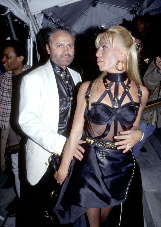  Ý nghĩa ẩn sau những dấu ấn thời trang của nhà thiết kế thiên tài Gianni Versace Ảnh 7