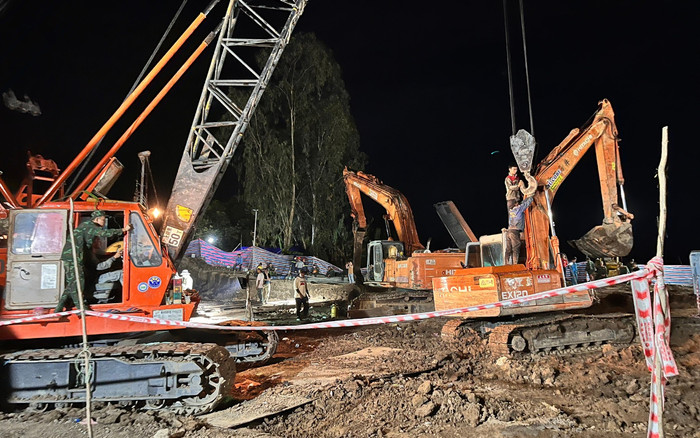 Bé trai rơi xuống trụ bê tông tử vong: 'Phải bằng mọi cách đưa lên sớm nhất để lo tang sự cho bé' Ảnh 2