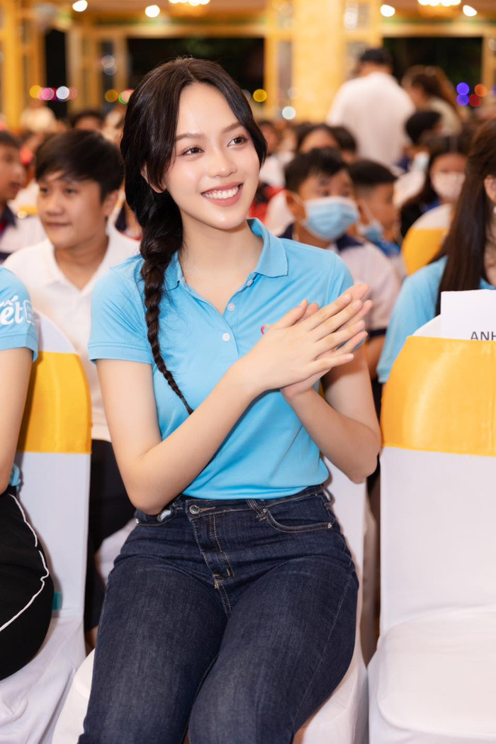 Dù sở hữu gương mặt có ngũ quan hài hoà, tỉ lệ gần như hoàn hảo nhưng người đẹp được nhận xét chỉ rạng rỡ khi đứng một mình. Vì khi đứng cạnh các nàng hoa hậu lại kém sắc hơn hẳn.