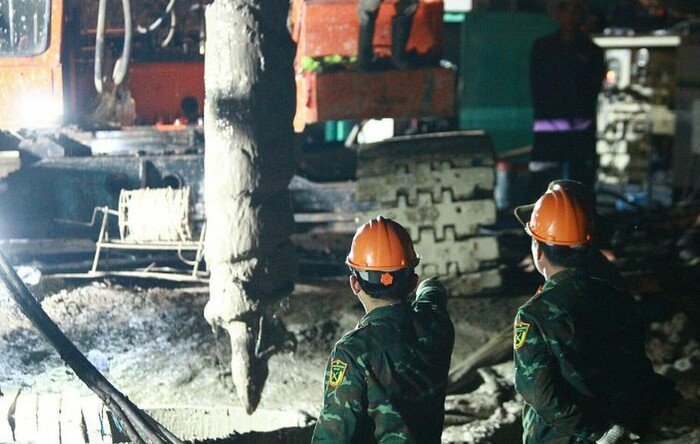 Lực lượng cứu hộ triển khai các biện pháp cứu cháu bé ngày đêm, không ngừng nghỉ. (Ảnh: VNE).