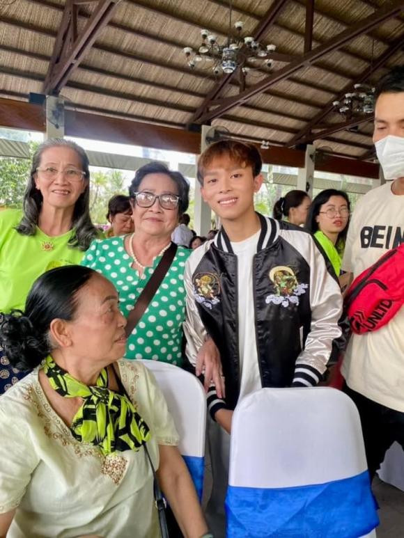 Thần thái tươi tắn cùng tâm trạng vui của Hồ Văn Cường khiến người hâm mộ có thể yên tâm phần nào