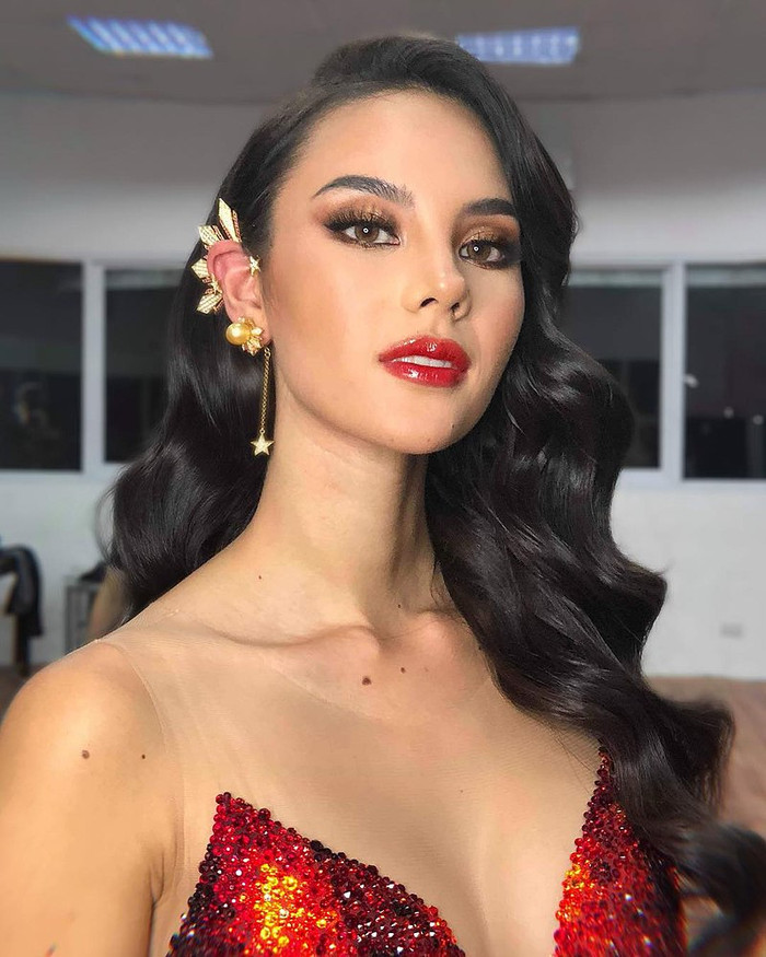 Catriona Gray đảm nhận vị trí MC hậu trường cùng với Zuri Hall.
